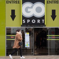 Une femme passe devant un magasin Go Sport, le 11 mars 2021 au centre de Nantes.