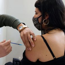 Une Israélienne se fait vacciner à Tel Aviv, le 24 février 2021.