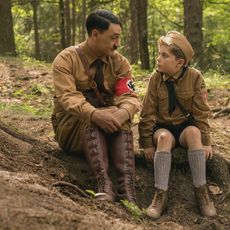 Taika Waititi (Adolf Hitler) et Roman Griffin Davies (Jojo) dans "Jojo Rabbit", en salles le 29 janvier 2020.