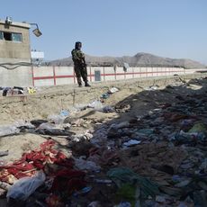 Le site de l'attentat à l'aéroport de Kaboul le 27 août 2021