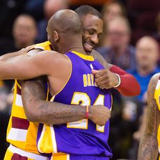 LeBron James et Kobe Bryant se saluant après un match en février 2016 à Cleveland.