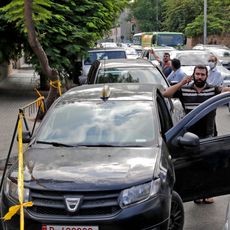 Des automobilistes font la queue à l'extérieur d'une station essence fermée, dans le quartier d'Hamra à Beyrouth, le 20 août 2021.