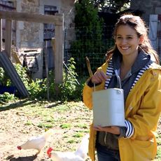 Depuis 2 ans, Lucie Lucas vit dans une ferme écologique en Bretagne. 