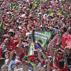Des partisans attendent l'arrivée du nouveau président du Brésil, Luiz Inacio Lula da Silva, devant le palais du Planalto, le jour de son investiture à Brasilia, le 1er janvier 2023.