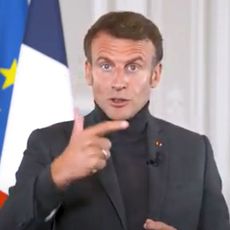 Emmanuel Macron pose en col roulé dans une vidéo publiée le 3 octobre 2022. 