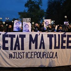 Des militants tiennent une banderole "L'État m'a tuée - justice pour Lola" lors d'un rassemblement organisé par le think tank d'extrême droite "Institut pour la Justice" à Paris, le 20 octobre 2022