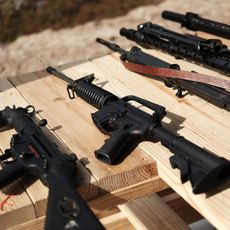 Des armes déposées sur un champ de tir aux Etats-Unis, lors d'un festival dédié aux armes à feu organisé en octobre 2020.
