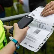 Un festivalier se fait contrôler son pass sanitaire à Carhaix-Plouguer, le 8 juillet 2021.