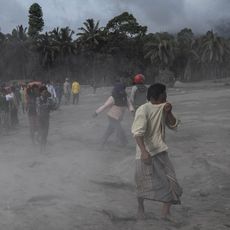 Des habitants du village Sumber Wuluh à  Lumajang, après l'éruption du Mt Semeru.