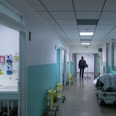 Photo d'illustration d'un patient marchant avec sa perfusion dans les couloirs du service des urgences de l'hôpital Delafontaine, à Saint-Denis, en banlieue parisienne, le 16 juillet 2020.