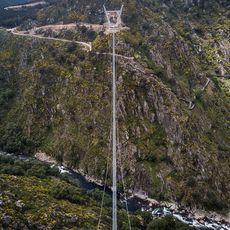 A 175 mètres au-dessus de la rivière Paiva, le pont pédestre suspendu le plus long du monde a été inauguré fin avril 2021 dans le nord du Portugal.