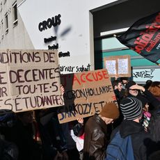 Après l'immolation par le feu d'un étudiant à Lyon, des manifestations ont eu lieu à travers la France.