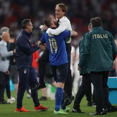 Roberto Mancini, en larmes, porté par Leonardo Bonucci après le sacre de l'Italie à l'Euro.