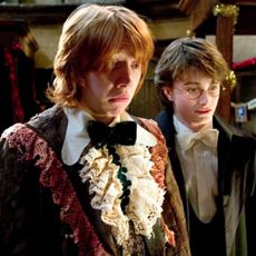 "On avait mis de la naphtaline sur le costume de Ron pour qu'il sente mauvais", révèle Jany Temime, cheffe costumière des six derniers films "Harry Potter", à propos de la scène de bal du 4e film.
