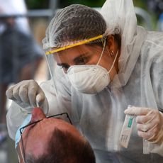 Un homme qui effectue un test de dépistage au coronavirus à Quiberon. Photo prise le 27 juillet 2020