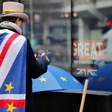 Un partisan du maintien de la Grande-Bretagne dans l'Union prend une photo, devant le bâtiment qui abrite les négociations commerciales EU-GB