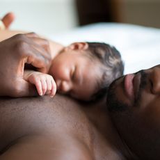 Les premiers moments entre un bébé et son papa