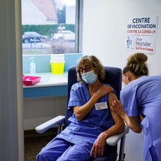 Une soignante vaccine l'une de ses collègues contre le Covid-19 le 8 février, à l'hôpital de Melun