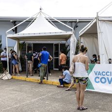 En Guyane comme ailleurs en Outre-mer, la population est moins volontaire pour aller se faire vacciner.
