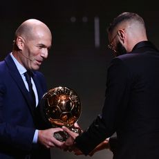 Karim Benzema reçoit son Ballon d'Or des mains de Zinedine Zidane, le 17 octobre 2022.