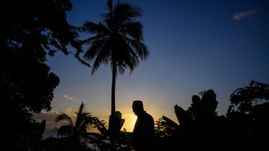 Gérald Darmanin a annoncé dimanche à Mayotte une révision constitutionnelle destinée à supprimer le droit du sol sur l'île de l'océan Indien, confrontée à une grave crise migratoire et à une situation sociale et sécuritaire explosive.