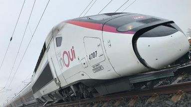 La motrice endommagée du TGV Strasbourg-Paris après avoir percuté un talus qui s'est affaissé sur les voies le 5 mars 2020.