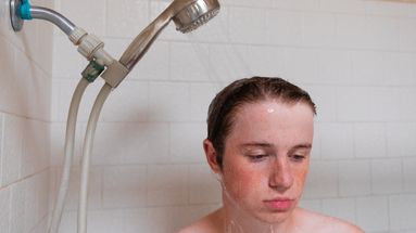 Trois conseils pour encourager son ado à prendre sa douche