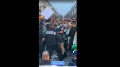 "Une manifestation de la transphobie actuelle" : la vidéo d'une agression à Paris suscite l'indignation