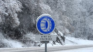Pneus neige, chaînes… quels sont les équipements obligatoires en montagne cet hiver ? Le 13H à vos côtés