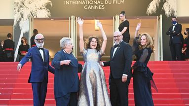 Valérie Lemercier entourée de l'équipe de son film "Aline" sur les marches du Festival de Cannes, le 13 juillet 2021.