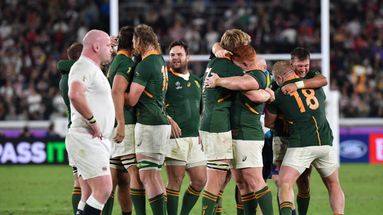 La joie des Sud-Africains contraste avec la déception anglaise, en finale de la Coupe du monde de rugby 2019.