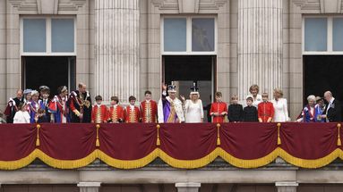 Toute la famille réunie sur le balcon de Buckingham Palace.