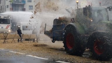 VIDÉO - Agriculteurs en colère : des tracteurs paralysent Bruxelles, des tensions avec la police
