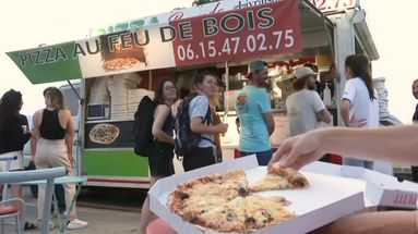 VIDÉO - Parfum de vacances : le succès du camion à pizza, une invention française