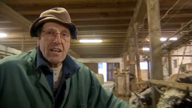 VIDÉO - "C'est une institution" : en Alsace, "Dédé" le fermier prend sa retraite