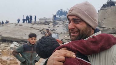 VIDÉO - Séisme en Turquie et en Syrie : des milliers de survivants sortis des décombres