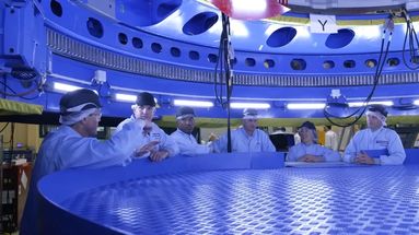 VIDÉO - "C'est un peu le rêve d'une vie" : des ingénieurs européens construisent le vaisseau qui ira sur la Lune en 2024