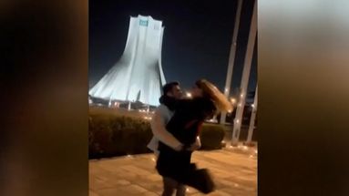 VIDÉO - En Iran, un couple condamné à dix ans de prison après avoir dansé dans les rues de Téhéran