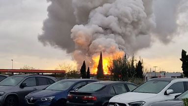 Vitrolles : un entrepôt contenant notamment des feux d'artifice a pris feu, une centaine de pompiers mobilisés