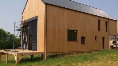 VIDÉO - Plus chères mais plus écologiques : le succès des maisons en bois en France