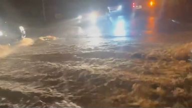 La Réunion : les images impressionnantes des pluies diluviennes qui ont fait un mort et un disparu
