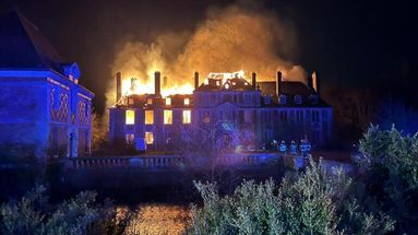 VIDÉO - Eure : le château de Serquigny, classé aux monuments historiques, ravagé par un incendie