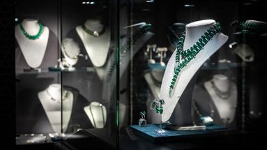 Une photographie prise le 8 mai 2023 montre des bijoux de Bulgari dans des vitrines lors de l'avant-première à la presse de la vente "World of Heidi Horten" par la maison de vente aux enchères Christie's à Genève. 