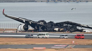 Un avion a pris feu à l'aéroport Tokyo-Haneda au Japon après en avoir percuté un autre qui se trouvait sur la piste d'atterrissage.