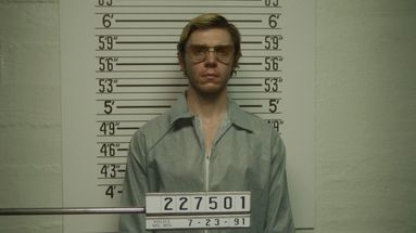  Evan Peters s'est glissé dans la peau du tueur en série Jeffrey Dahmer pour Netflix.
