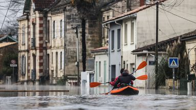 VIDÉO - "On attend que la décrue arrive et c'est pénible" : les habitants de Saintes exaspérés par la durée des inondations