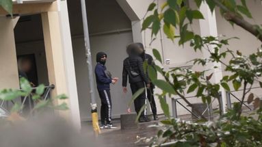 VIDÉO - Trafic de drogue : des vigiles embauchés pour chasser les dealers des halls d'immeuble