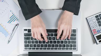 Une personne utilisant son ordinateur / Photo d'illustration