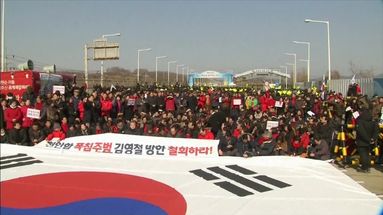 VIDÉO - JO d'hiver de Pyeongchang : des Sud-coréens manifestent contre la délégation nord-coréenne invitée à la cérémonie de clôture