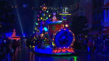 VIDÉO - Disneyland Paris : découvrez la nouvelle parade de Noël du parc 
